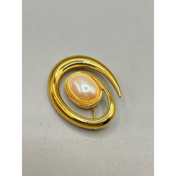 Vintage Monet Gold Tone Faux Pearl Swirl Brooch Pin Oval Shaped Spiral - Picture 3 of 6